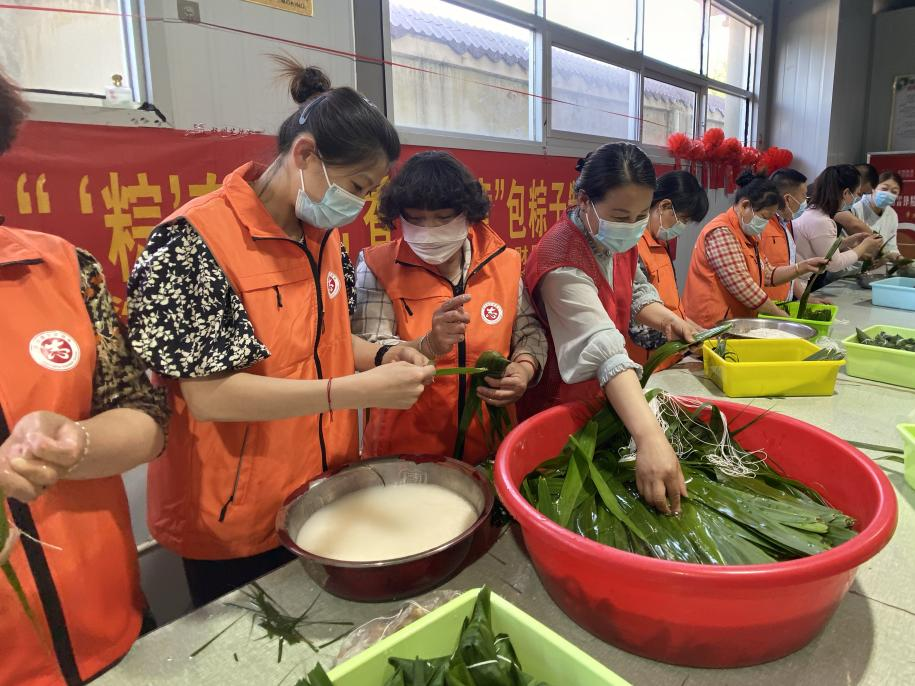 青口供電所黨支部聯(lián)合生產(chǎn)生活服務(wù)中心分會、黃沙坨社區(qū)，共同舉辦“悠悠艾草香 濃濃端午情”系列活動(dòng)。.png